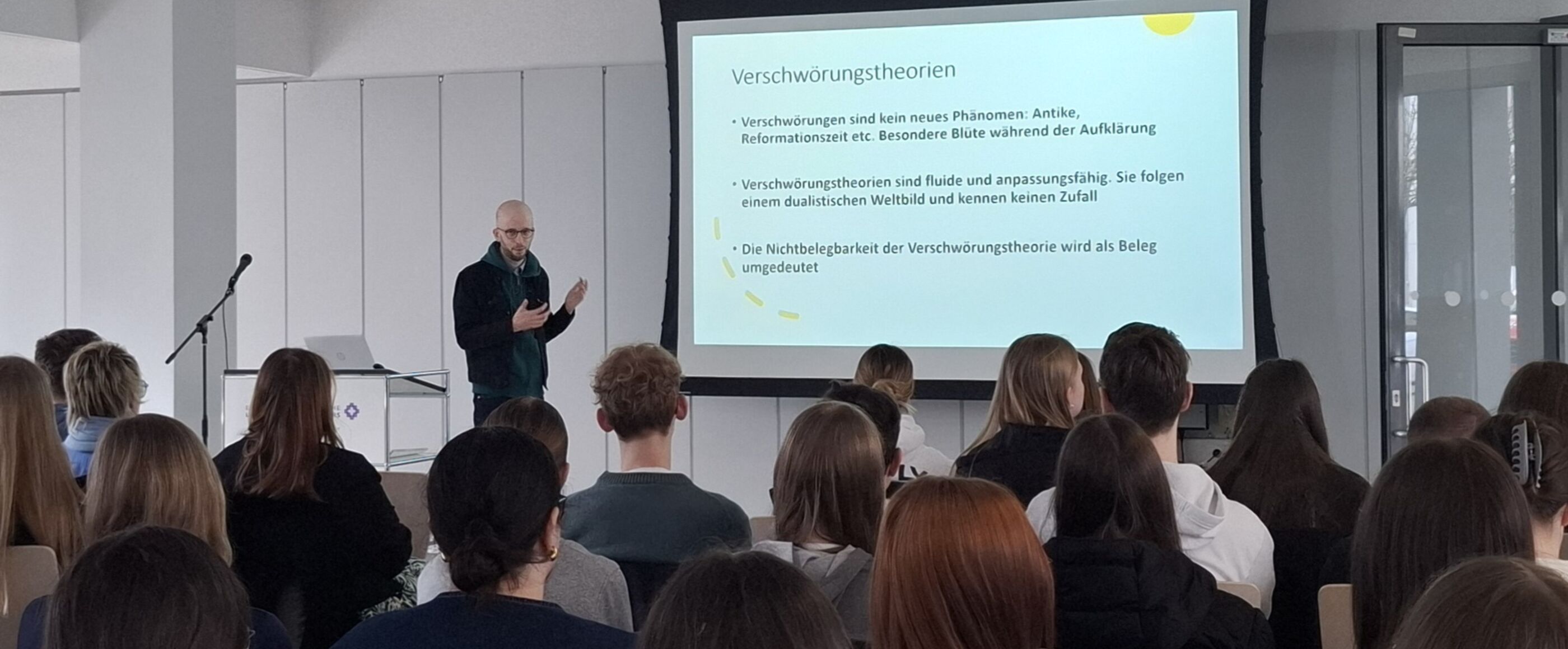 Besuch von Schüler:innen der BBS Zeven beim Team Demokratie und Frieden